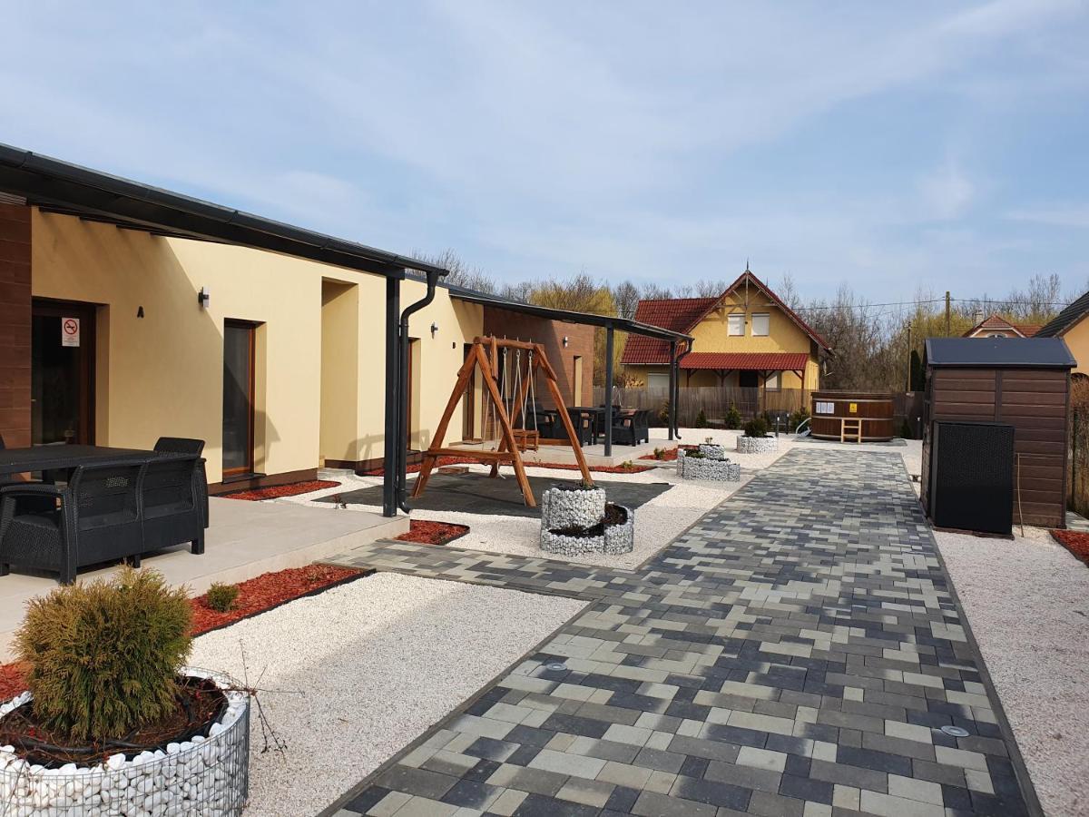 H&H Apartments Poroszlo Exterior photo